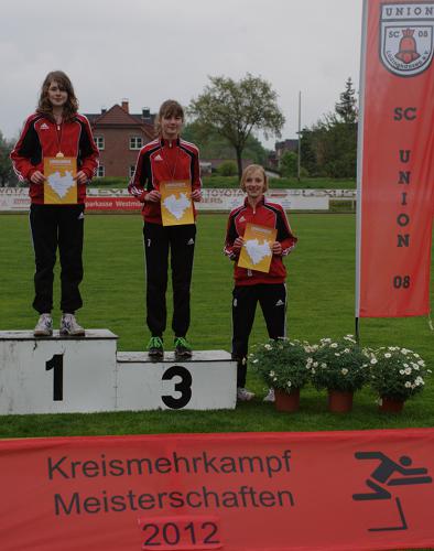 Siegerehrung W14: (v.l.) Kreismeisterin Laura Schulenkorf, Henrike Weiser und die Vierte: Kerstin Schulze-Kalthoff.