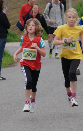 Freya Gövert lief zum ersten Mal eine so weite Strecke. Sie bewältigte die 2,5 km in 12,40 min und wurde Fünfte in der Altersklasse W9.