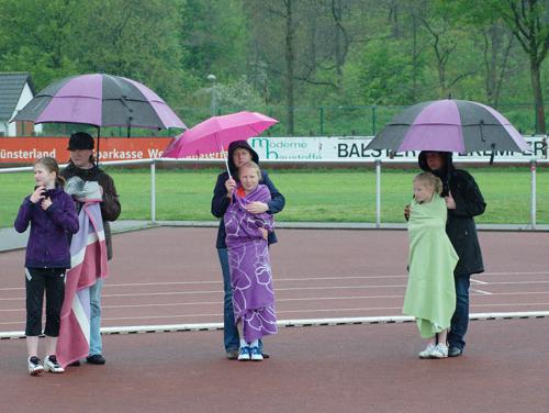 Jana Riermann, Larissa Boom und Fenja Telger starteten im Regen am Morgen beim Hochsprung gut beschirmt von ihren Müttern.