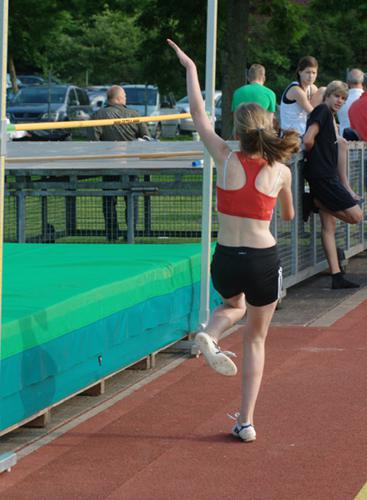 Henrike Weiser kurz vor dem Absprung. Sie gewann den Hochsprung der W14 mit übersprungenen 1,50m und einigen Problemem im Anlauf. Auch den Weitsprung der W14 konnte sie mit 4,54m für sich entscheiden.