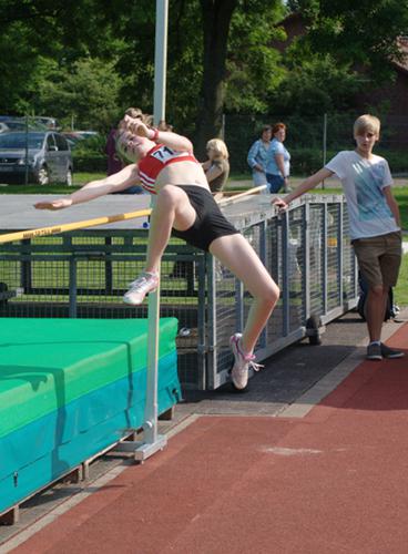 Maike Schulenkorf verbesserte ihre Hochsprungbestleistung auf 1,35m. Im Weitsprung sprang sie mit 4,07m auf den dritten Platz.