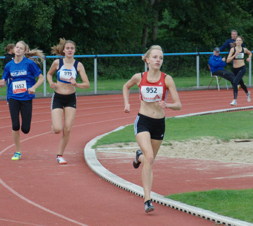 Kerstin Schulze Kalthoff auf der Schlussgeraden über 800m. Heute hat sie auf der ersten Runde Zeit verbummelt. Dafür hat sie die Kreismeisterschaft der W15 gewonnen in einer Zeit von 2:37,32 min.