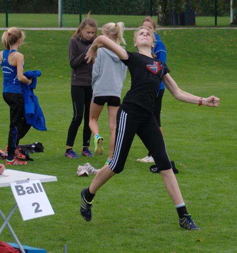 Platz drei für Maike Schulenkorf und mit 38,5m im Ballwurf warf auch sie eine neue persönliche Bestleistung.