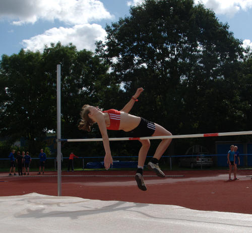 Ein lockerer Sprung von Maike Schulenkorf über 1,40m. Zusammen mit Jana dominierte sie den Hochsprung der weiblichen U14.