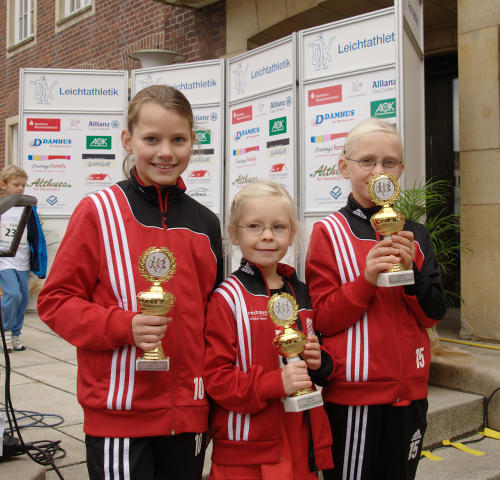Fünf Pokale gab es für die Läuferinnen der LG Rosendahl beim 20. Coesfelder Citylauf 2013. Drei davon holten Annika Schulze Kalthoff (links), Antonia und Marlen Reuver (rechts).