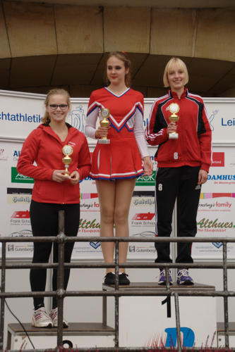 Kerstin Schulze Kalthoff gewinnt die Altersklasse W15. Ricarda Hemsing wird Zweite in der Altersklasse W14 hinter Laura Hörbelt von der LG Coesfeld.