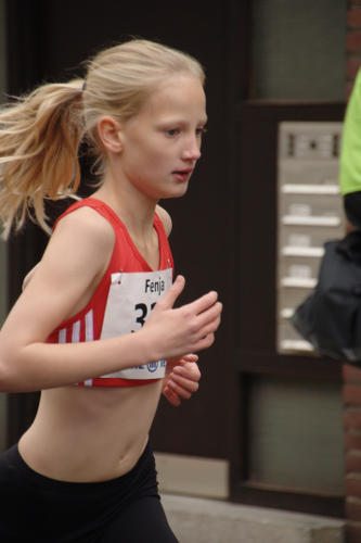 Fenja Telger fliegt zum Ziel. Mit 4:13 min wurde sie Siebte in der Altersklasse W11.