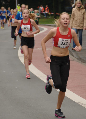 Larissa Boom läuft hier vor Carla Weiser. Larissa wird mit 4:06 min 11. in der Altersklasse W12. Carla wird Siebte in der Altersklasse W13.