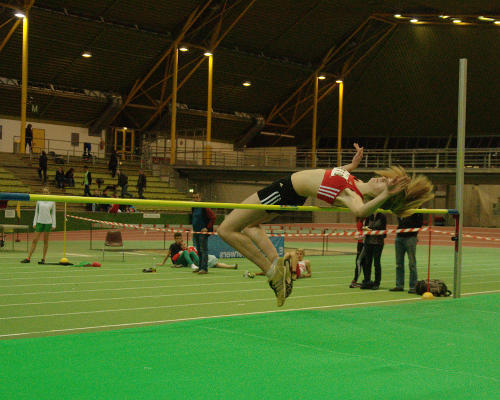 Geglückter Sprung über 1,46m für Henrike Weiser. Leider zog sich der Hochsprung der weiblichen U16 über 2,5 Stunden hin und so war dann leider bei 1,52m die Luft raus. Trotzdem gewann Henrike Weiser ihre Altersklasse. 