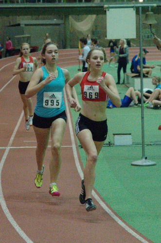 Kerstin Schulze Kalthoff in der dritten Runde im 800m Lauf der W15. Nach verschlafenen Start setzte sie sich lange an die Spitze und wurde am Ende Dritte nahe an ihrer persönlichen Bestleistung mit 2:34,66 min.