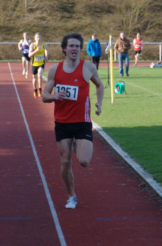 Auf der Zielgeraden hatte sich LG-Läufer Christian Heidemann im 1500 Meterlauf einen großen Vorsprung herausgelaufen. Er siegte im Rahmen der Bahneröffnung der TSG Dülmen souverän.