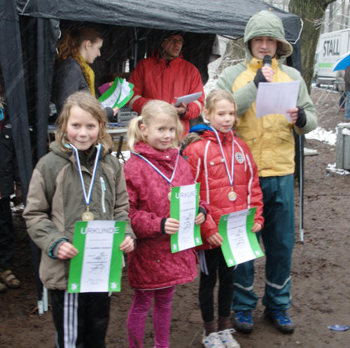 Annika Schulze Kalthoff (links) erkämpft sich den dritten Rang und die Bronzemedaille in der Altersklasse W9.