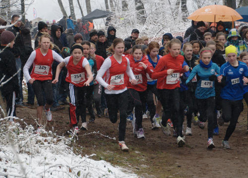 Auf geht die wilde Hatz: Larissa Boom, Carla Weiser und Jana Riermann kurz nach dem Startschuss für den Lauf der weiblichen U14.