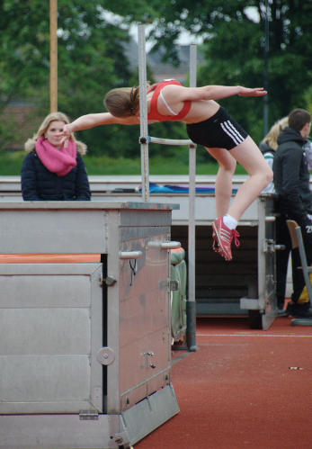 Top Sprung von Jana Riermann. Mit 1,40m im Hochsprung und 40m im Ballwurf lieferte sie zwei Topresultate ab. Mit 25 Punkten Abstand wurde sie nur Dritte, punktgleich mit der Zweitplatzierten Marla Schröer vom SuS Olfen.