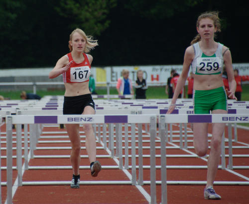 Kerstin Schulze Kalthoff zusammen mit ihrer Gegnerin Fay Haake vom SuS Olfen beim 80m Hürdenlauf. Sie gewann die Silbermedaille im Block Lauf der Altersklasse W15. Mit 7:56,51 min lief sie eine Top-Zeit über 2.000m 