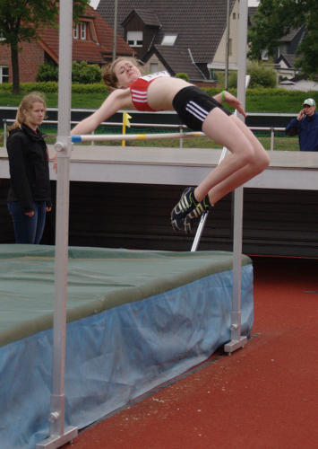 Auch bei Laura Schulenkorf klappt der Hochsprung wieder besser. Hier springt sie hoch über die 1,52m. Am Ende blieb ihr aber leider nur der undankbare vierte Platz im Block Sprint-Sprung der W15.