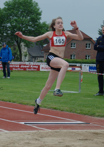 Der Weitsprungbalken schien am Samstag verhext zu sein. Wie Maike Schulenkorf in diesem Foto, verschenkten viele LG-Athletinnen Weite vor dem Absprungbrett.