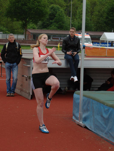 Es geht wieder aufwärts - Im wahrsten Sinne des Wortes. Trotz des kalten Wetters übersprang Nadine Thiemann wieder die 1,60m im Hochsprung der U18.