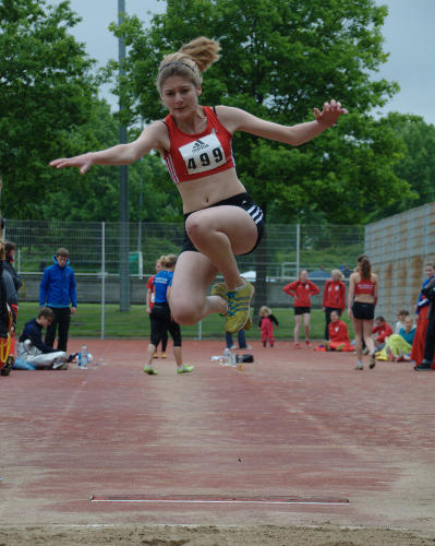 Mit 4,49m kam Henrike Weiser auf Platz sechs im Weitsprung der Altersklasse W15. Im Speerwurf erreichte sie den fünften Platz mit 25,50m. 