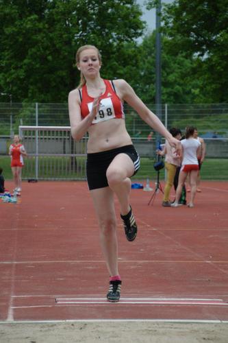 Aufsteigende Form bei Nadine Thiemann. Bei kühlen Temperaturen sprang sie mit 4,85m auf den fünften Platz in der Altersklasse U18.