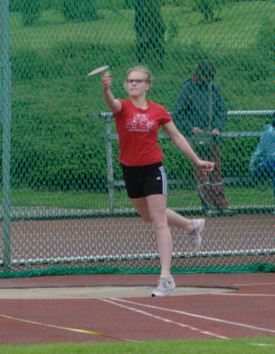 Ricarda gewinnt Platz drei im Diskuswurf der Altersklasse W14 mit 21,98m. Im Training deuten sich aber auch schon größere Weiten an.