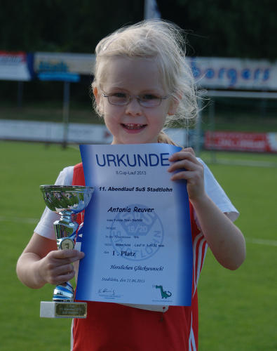 Unser 'Drei-Käse-Hoch' räumt weiter ab. Antonia Reuver hält stolz Pokal und Urkunde hoch bei ihrer Siegerehrung.