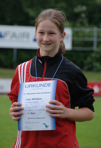 Alle Schmerzen waren vergessen bei der Siegerehrung der W12. Jana Riermann holt Platz drei in 9:13,22 min.