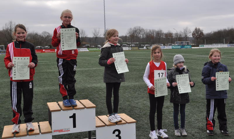 Stolze Siegerinnen und Platzierte bei der Siegerehrung der Schülerinnen W 9. Von links: Annika Schulze Kalthoff, Marleen, Reuver, Pia Klein, Isabel Lenfert, Florentine Deitert und Espelkott, Sophie.