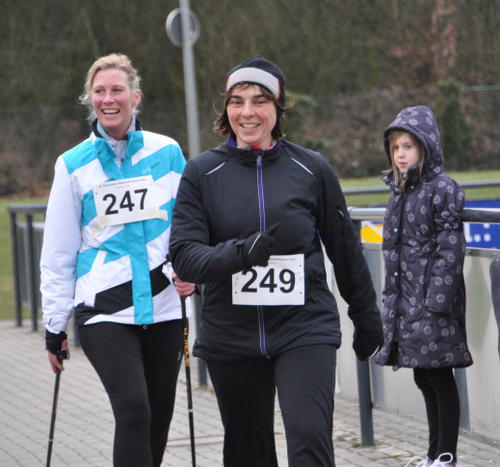 Ines Feldmann und Marion Sundermann erreichen nach 7,5 km die Ziellinie.