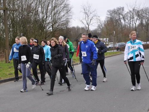 Start der Walker über die neue Sportabzeichen-Streckenlänge 7,5 km