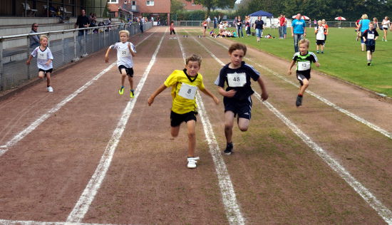 Fotofinish beim Endlauf über 50 Meter der Schüler M8. Hauchdünn gewann Erik Bäumer (Nr. 8) vor Boris Schapiro (Nr. 48). 