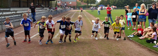 Gedränge beim Start der Jungen über 800 Meter. Im Sprinttempo ging es in die Kurve – und so mancher Teilnehmer musste die Erkenntnis gewinnen, dass zwei Stadionrunden doch ganz schön lang sein können.
