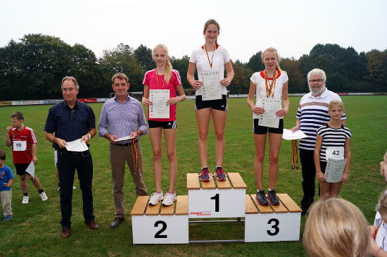 Rosendahler Treppe bei der Siegerehrung im Hochsprung der Schülerinnen W 13 Julia Niehues (2.), SW Holtwick), Jana Riermann (1.), Turo Darfeld, Larissa Boom (3.) Westfalia Osterwick eingerahmt von Herbert Kortüm (Turo Darfeld) li., Dieter Wilger (Westfalia Osterwick) re. und Hubertus Söller, stellv. Bürgermeister, sowie Sarah Schenkel (4.) Turo Darfeld.