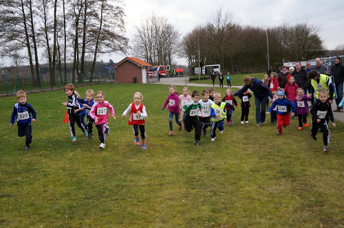 Mit Volldampf auf die Stadionrunde. Kräfteeinteilung kommt für die Bambinis nicht in Frage. Im Ziel hatten Antonia Reuver (Nr. 17) und Lukas Gottheil (Nr. 211) die Nase vorne. 