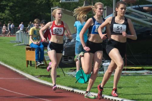 Kerstin (170) nach 400m im 800m Lauf. Beide Läuferinnen vor ihr konnte sie in der Schlussrunde noch hinter sich lassen