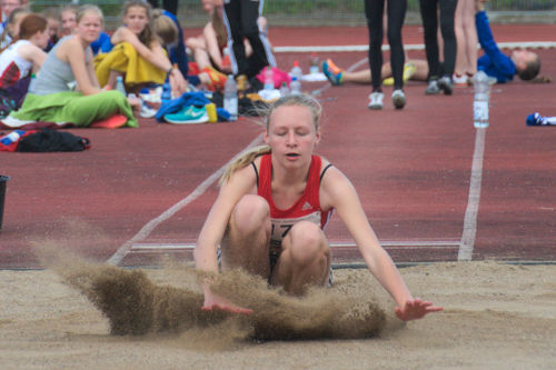 Voll konzentriert beim Weitsprung landet Larissa Boom im Sand der Ahlener Weitsprunganlage.