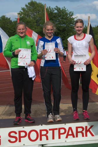 Deutlich steigerte sich Nadine Thiemann (rechts) im Kuge stoßen auf 12;77 m. Damit belegte sie Platz drei in der U 18.