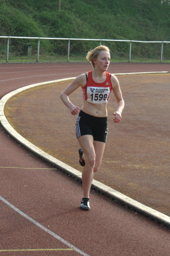 Einsam drehte Kerstin ihre Runden bei ihrem ersten 1.500m Lauf. Das heterogene Läuferfeld verteilte sich im ganzen Stadion. Auf ihrem Weg zum Ziel überrundete sie noch zwei Altersklassen-Läufer. Mit 5:27,40min gewann sie ihre Altersklasse und unterbietet auch die B-Norm für die westfälischen U18 Einzelmeisterschaften.