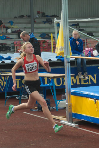 Larissa Boom beim ersten Versuch über die 1,26m. Leider waren die Absprünge noch zu nah an der Latte. So kam sie mit 1,22m auf Platz vier in der W13. 