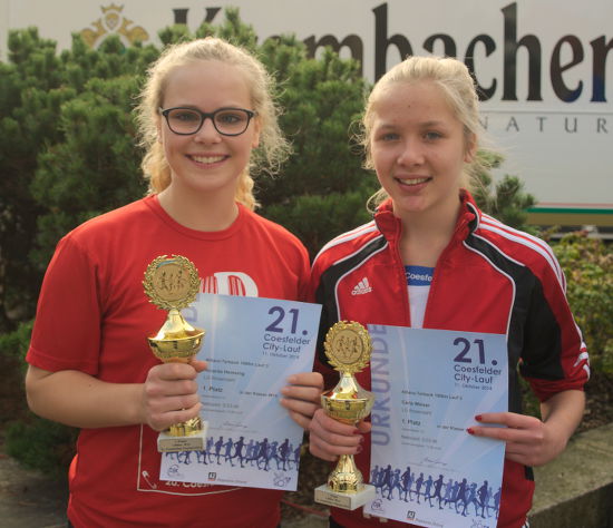 Ricarda Hemsing und Carla Weiser holen sich die Goldpokale in der W14 und W15 beim 1.000m Schülerinnenlauf.