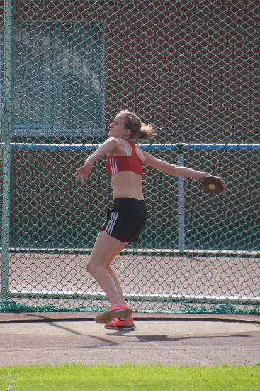 Maike Schulenkorf wirft den 1 kg schweren Diskus auf 26,26m und kommt so nahe an ihre persönliche Bestleistung heran.