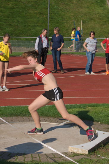 Im sechsten Durchgang konnte sich Jana auf 10,17 m steigern und Platz eins übernehmen. Aber Ida Steinauer konterte mit ihrem letzten Versuch mit 10,21m. Wieder Platz 2 für  Jana.