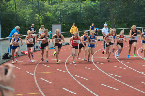 Kerstin Schulze Kalthoff (2.v.li.) beim Start über 1500 Meter. Über diese Distanz und auch über 800 Meter zeigte die 16-jährige Rosenda hierin bei den Westfalenmeisterschaften jeweils ein super Leistung.