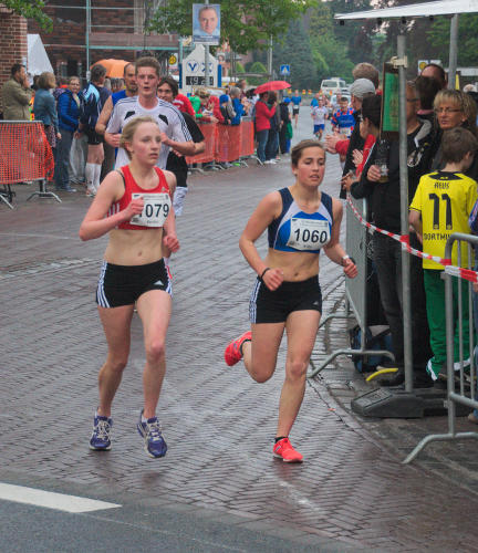 Lange im Gleichschritt liefen Kerstin Schulze Kalthoff und Annika Fels von der LG Coesfeld über den 2,5 km Rundkurs.