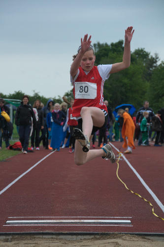 Annika Schulze Kalthoff springt 3,68m weit und erreicht Platz drei in der Altersklasse W10.