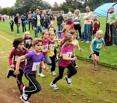 Auch bei 30. Rosendahler Leichtathletik-Meisterschaften, die am Samstag (20. 9.) ausgetragen werden, werden die Kinder – wie im Vorjahr die Mädchen W 7 über 800 Meter (Bild) – volles Tempo nach dem Startschuss gehen. Foto: az