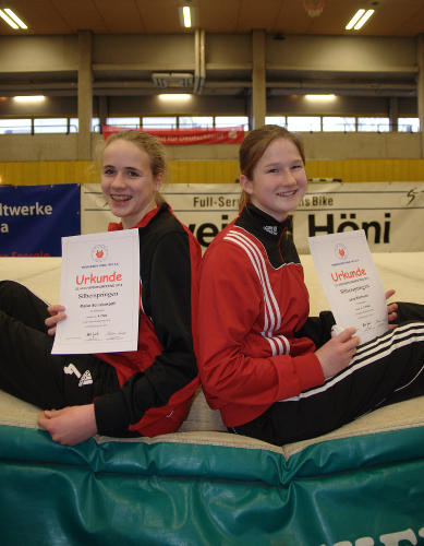 Die beiden Freundinnen Maike Schulenkorf und Jana Riermann nach der Siegerehrung in Unna.
