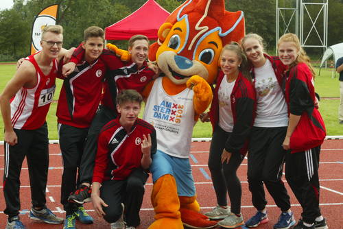 Maike Schulenkorf (zweite von rechts) hat Spaß beim Ländervergleich. Foto: FLVW.de