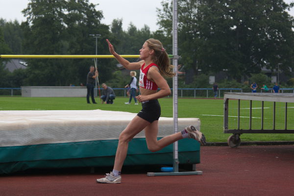 Nachdem sie zuerst gegen 27 Gegnerinnen den Schlagballwurf gewonnen hatte, lief es im Hochsprung für Annika Schulze Kalthoff nicht ganz so gut. Mit 1,32m wurde sie hier Vierte. Nachdem sie zuerst gegen 27 Gegnerinnen den Schlagballwurf gewonnen hatte, lief es im Hochsprung für Annika Schulze Kalthoff nicht ganz so gut. Mit 1,32m wurde sie hier Vierte.