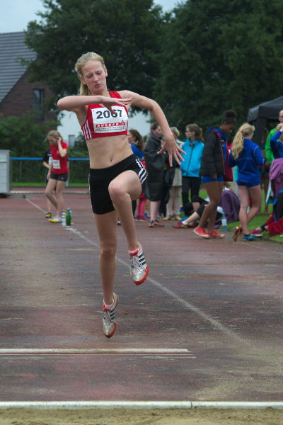 Bei Fenja Telger klappte der Anlauf auch nicht so recht. Erst im dritten Anlauf kam sie in die Nähe des Absprungbretts Bei Fenja Telger klappte der Anlauf auch nicht so recht. Erst im dritten Anlauf kam sie in die Nähe des Absprungbretts